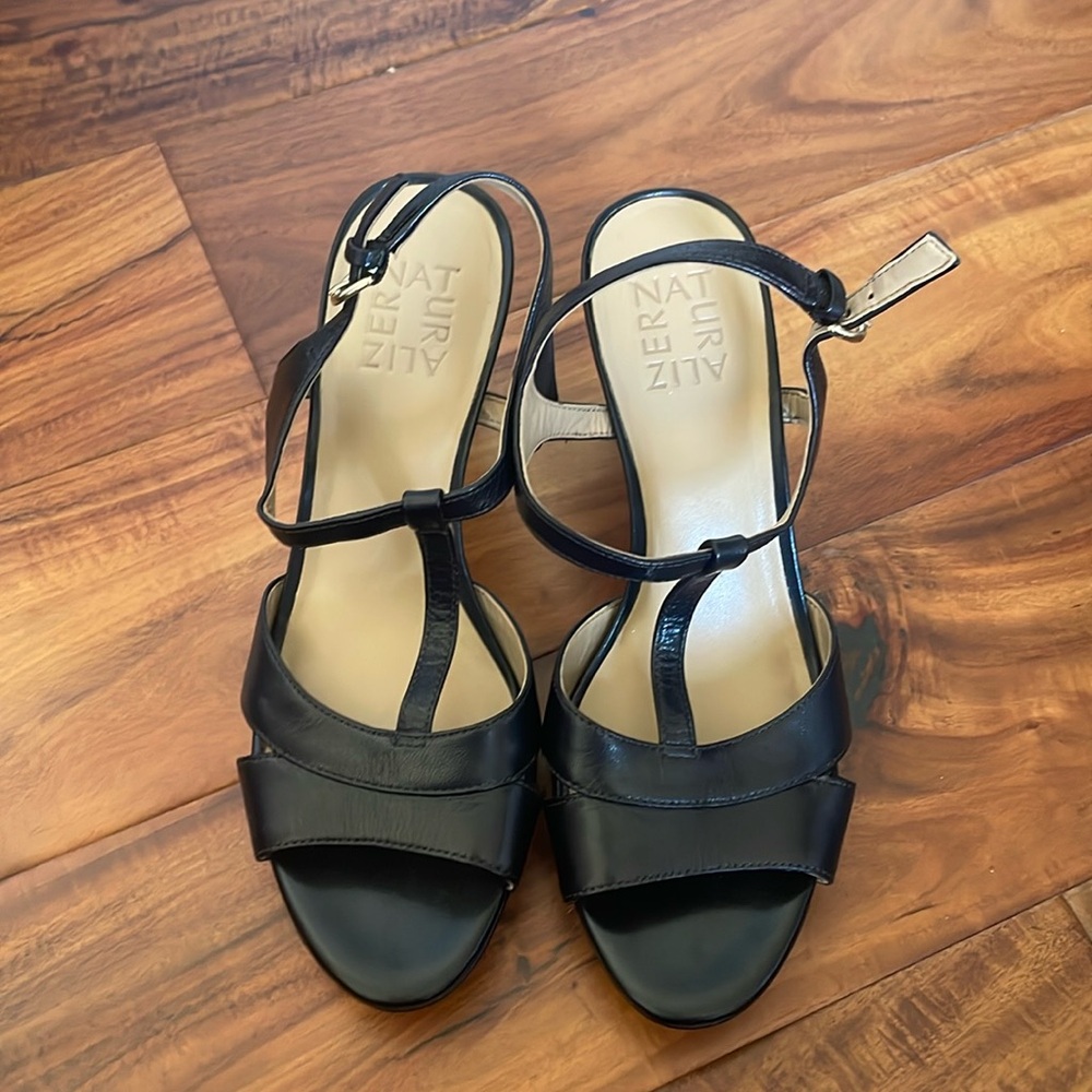 Naturalizer Women's Finn Black Leather T Strap Heeled Platform Sandals Size 6.5